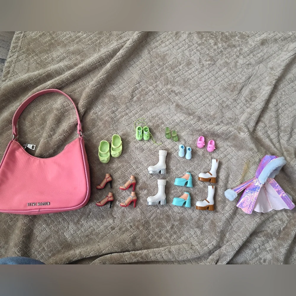 Pink Steve Madden Shoulder Bag with Assorted Doll‎ Shoes and Outfit Bratz Shoes